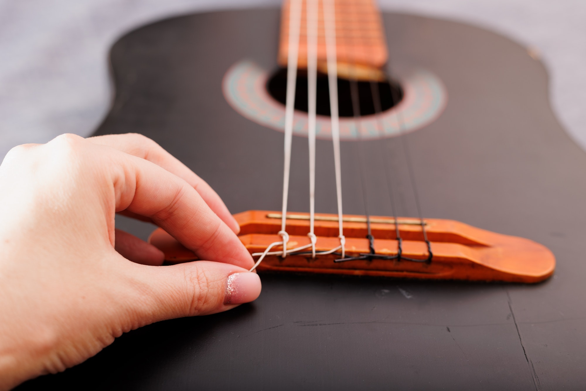 Come montare le corde alla chitarra classica Handmade Sound