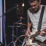 Bassista suona il basso elettrico tipo Fender Precision