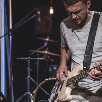 Bassista suona il basso elettrico tipo Fender Precision Bassista suona il basso elettrico tipo Fender Precision