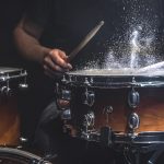 Batterista suona il rullante