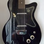 Chitarra elettrica baritona Danelectro nera - foto di Enrico di Pierro