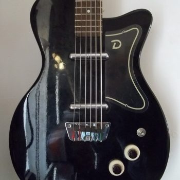 baritone guitar Danelectro black- photo di Enrico Di Pierro baritone guitar Danelectro black- photo di Enrico Di Pierro