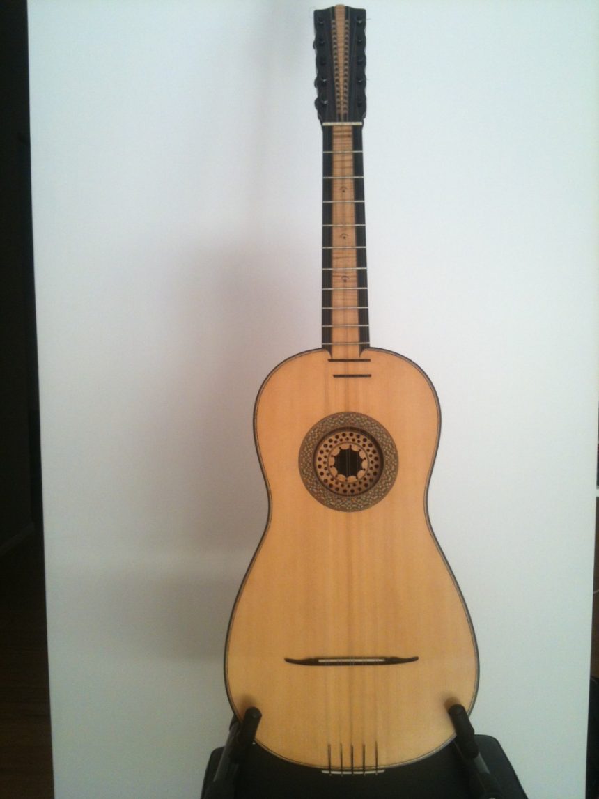 Chitarra battente Vincenzo De Bonis - Foto Cicciubattenti Chitarra battente Vincenzo De Bonis - Foto Cicciubattenti