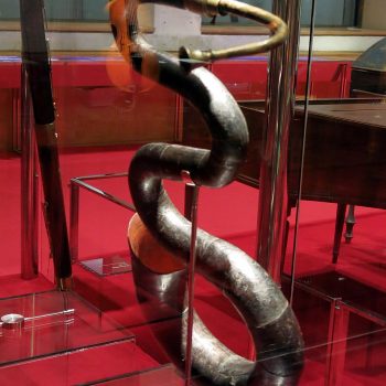 Il serpentone, foto dello strumento musicale a fiato di un esemplare presente al Museo della Musica di Barcellona. - Fonte Wikipedia Il serpentone, foto dello strumento musicale a fiato di un esemplare presente al Museo della Musica di Barcellona.