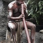 Strumenti musicali aborigeni - didgeridoo australiano - foto di Steve Evans from Citizen of the World - Wikimedia Commons