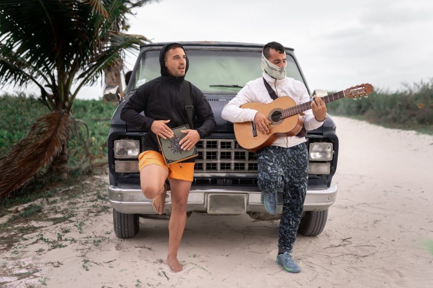 Uomo suona il cajon Uomo suona il cajon