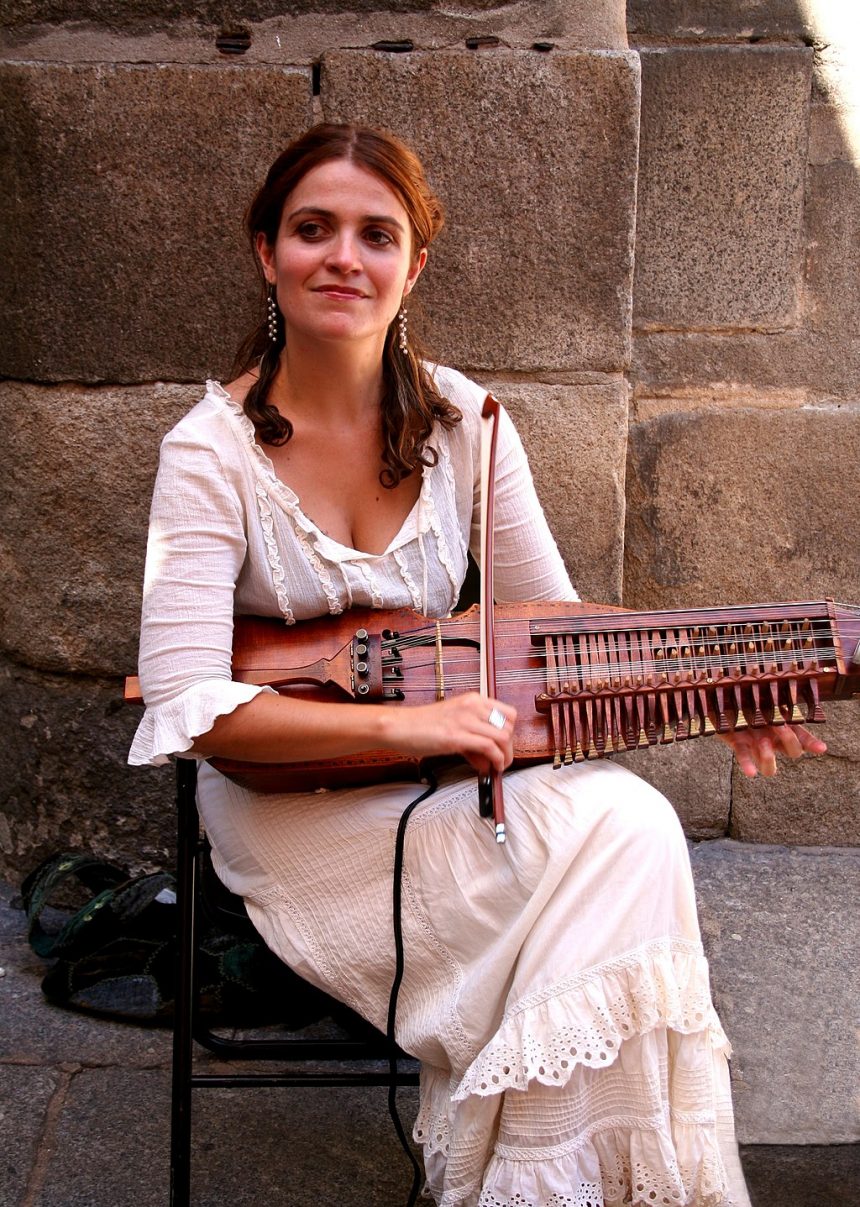 Ana Alcaide suona la Nickelharpa - fonte Wikipedia Ana Alcaide suona la Nickelharpa